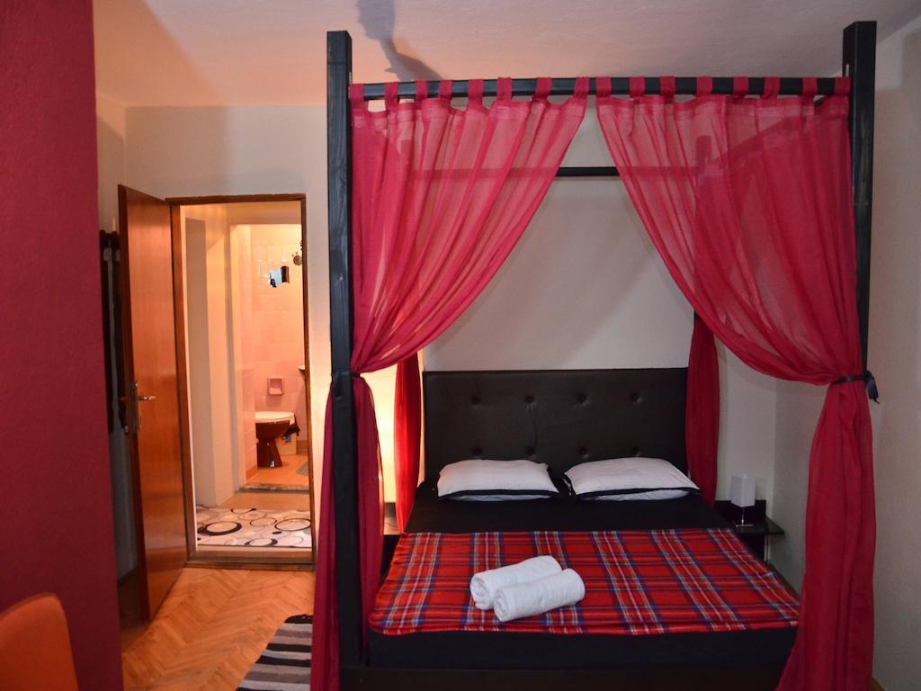 Hostel Kalonis Skopje Buitenkant foto