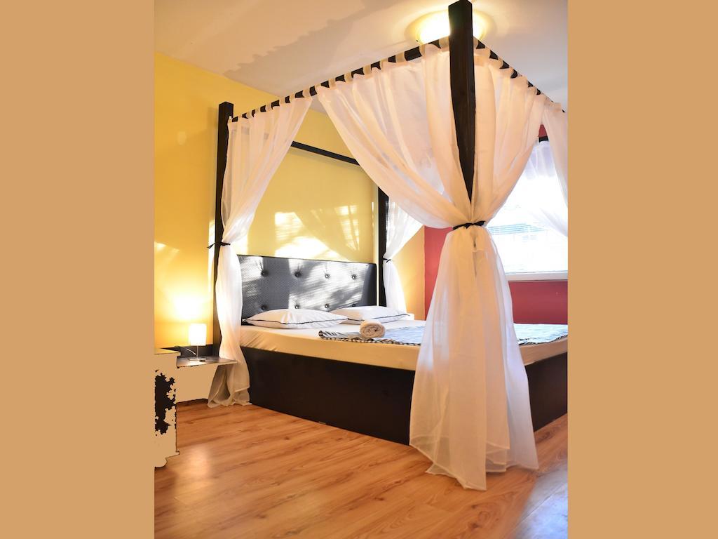 Hostel Kalonis Skopje Buitenkant foto